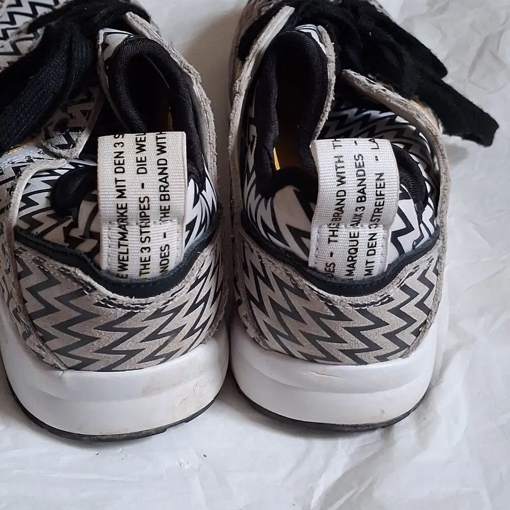 Adidas black / white zigzag pattern men's shoes size 7 yellow lining SHW 675001